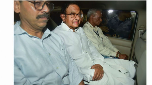 दीवार फांदकर अंदर पहुंची सीबीआई की टीम