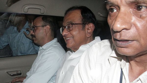 चिदंबरम को रात 10.25 बजे गिरफ्तार किया गया