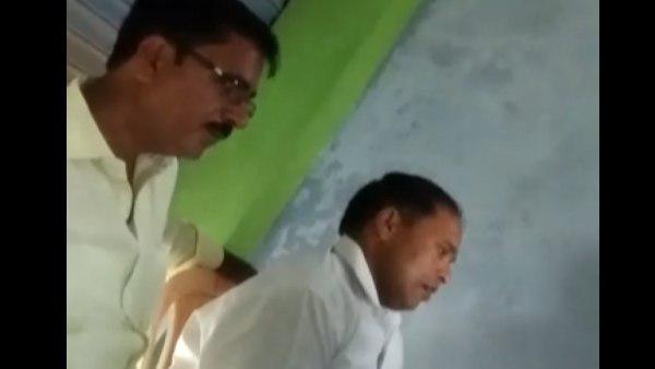 video goes viral of drunk mukhiya in bihar