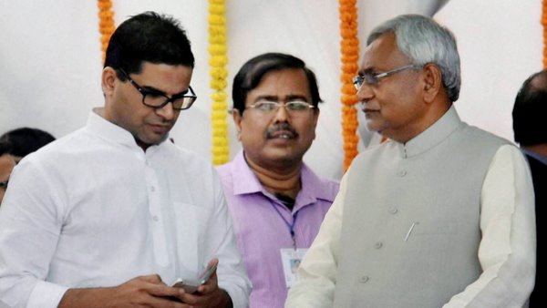 अधिकारियों के आदेश दे रहे हैं प्रशांत किशोर?