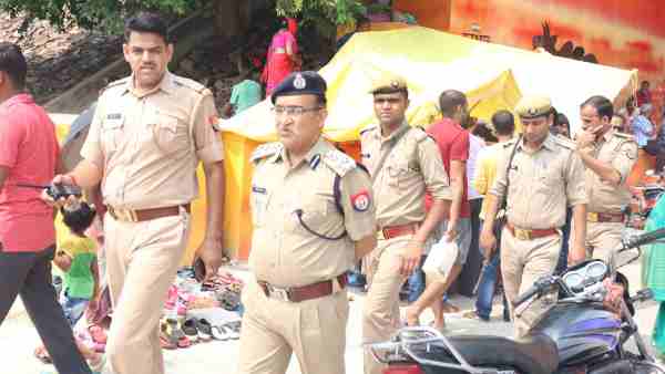 पुलिस की चेकिंग