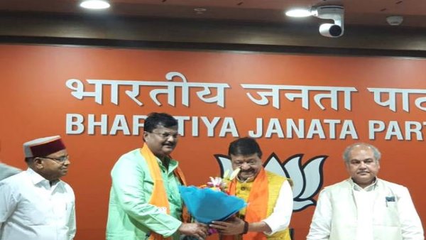 Congress distributed BJP leader Photo printed copies in Indore Congress distributed BJP leader Photo printed copies in Indore