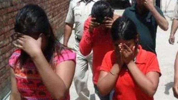 नकली ग्राहक बनकर पहुंची पुलिस