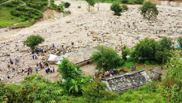 कई परिवार हो गए बेघर