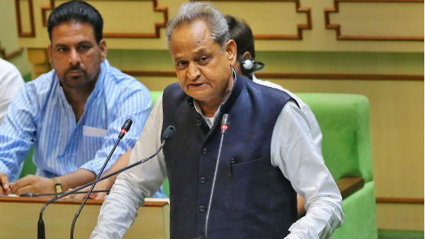 पूर्व मंत्रियों पर बहुत बड़ी मार