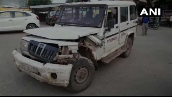 राजस्थान के धौलपुर में रेत माफियाओं और पुलिस में मुठभेड़, 2 की मौत, 7 घायल राजस्थान के धौलपुर में रेत माफियाओं और पुलिस में मुठभेड़, 2 की मौत, 7 घायल