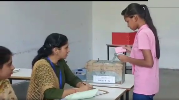 Students Union Election 2019 latest Update Girl reached with knife for Voting Students Union Election 2019 latest Update Girl reached with knife for Voting