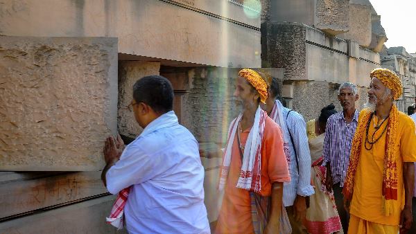 'केदारनाथ में भगवान की मूर्ति नहीं है बल्कि एक प्राकृतिक शिला है'