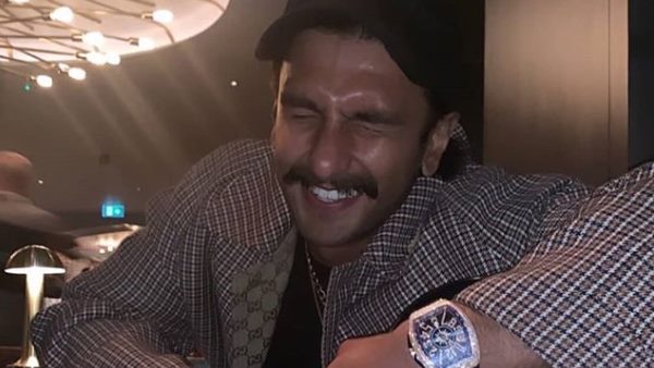 रणवीर को दरवाजे पर देख भावुक हुईं किरण रणवीर को दरवाजे पर देख भावुक हुईं किरण