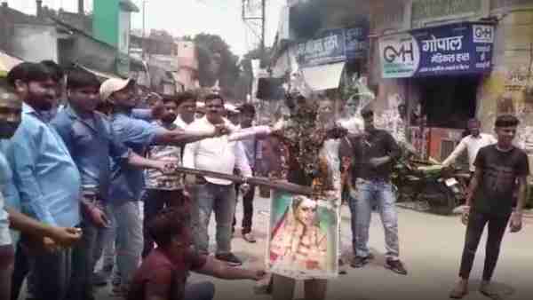सोनाक्षी सिन्हा का पुतला जलाकर किया प्रदर्शन सोनाक्षी सिन्हा का पुतला जलाकर किया प्रदर्शन