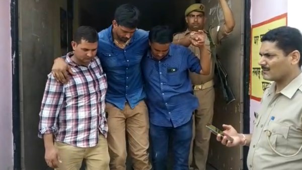 बदमाशों ने पुलिस पर की फायरिंग 