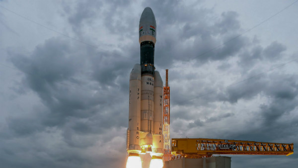 धीरे-धीरे चंद्रमा की ओर बढ़ रहा है स्पेसक्राफ्ट