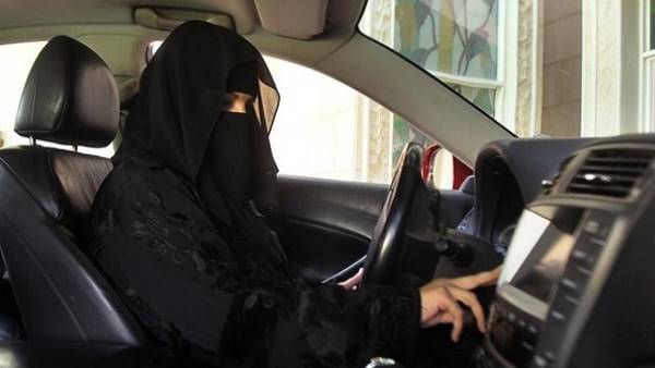 बिना अभिभावक देश नहीं छोड़ सकती थी महिलाएं