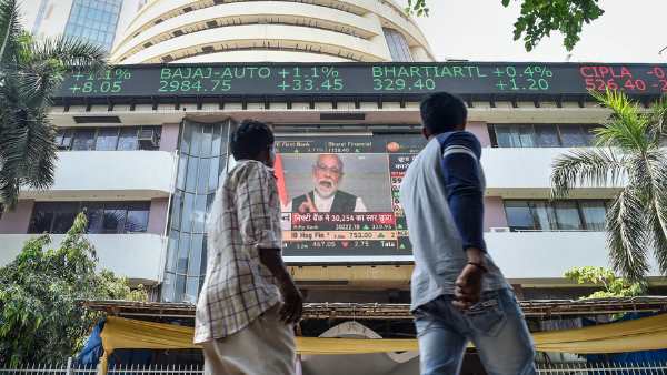 जुलाई में बारिश के बीच शेयर बाजार ने रुलाया