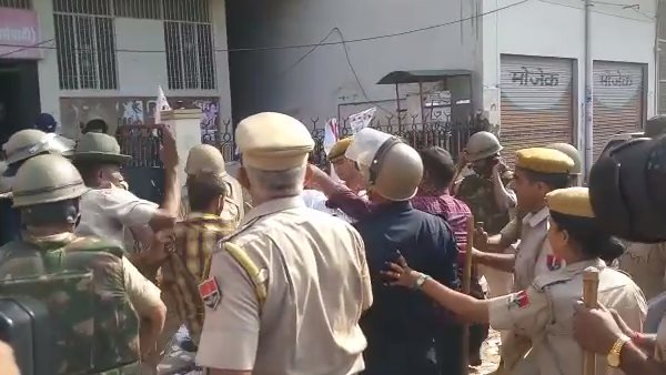 Sikar lathicharge 