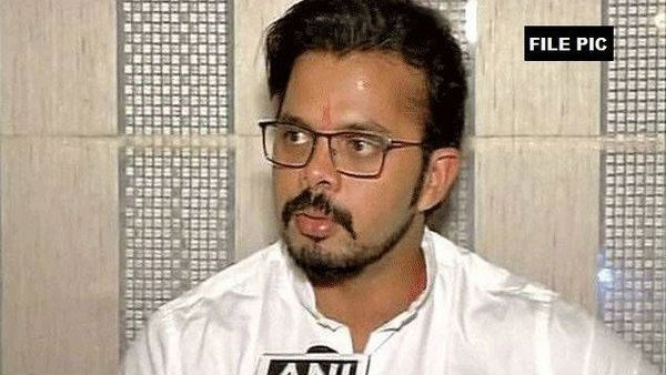 श्रीसंत के घर में लगी आग, धू धूकर जलने लगा कमरा, कांच का दरवाजा तोड़ पत्नी-बच्चे को बाहर निकाला गया श्रीसंत के घर में लगी आग, धू धूकर जलने लगा कमरा, कांच का दरवाजा तोड़ पत्नी-बच्चे को बाहर निकाला गया