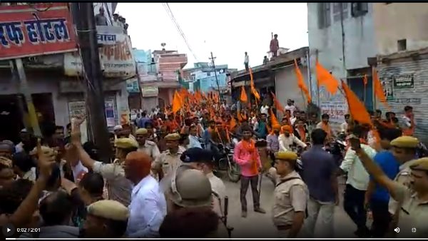 stone pelting on VHP bhagwa rally In Gangapur City Sawai Madhopur stone pelting on VHP bhagwa rally In Gangapur City Sawai Madhopur