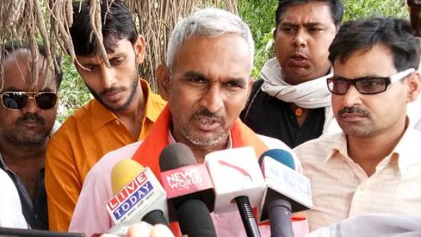 पहले भी दे चुके हैं विवादित बयान