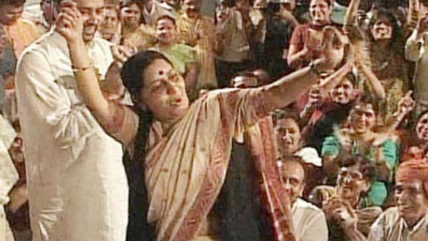 प्रदर्शन के दौरान किया था डांस