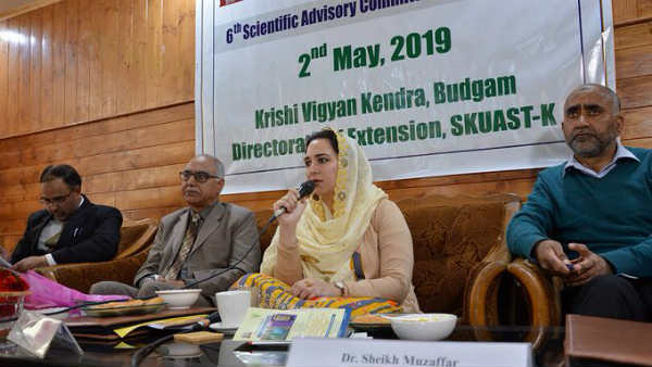 लोगों को फोन पर अपनों से बात कराने का जिम्‍मा 