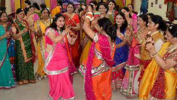 आवतारी जावतारी दोना खोल के पी, पिया प्यारी होय..