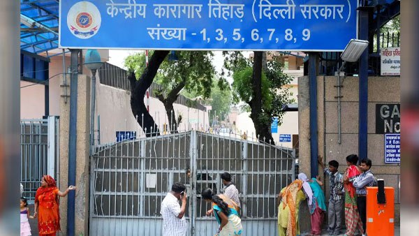 कैदी का पुराना रिकॉर्ड भी खंगाला जा रहा है कैदी का पुराना रिकॉर्ड भी खंगाला जा रहा है