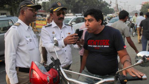 बिना लाइसेंस गाड़ी चलाने पर देना होगा 5,000 रुपये जुर्माना बिना लाइसेंस गाड़ी चलाने पर देना होगा 5,000 रुपये जुर्माना