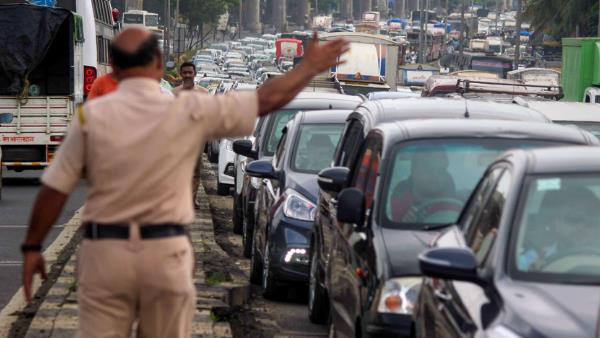 नाबालिग के ट्रैफिक नियम तोड़ने पर पैरेंट्स होंगे जिम्मेदार नाबालिग के ट्रैफिक नियम तोड़ने पर पैरेंट्स होंगे जिम्मेदार