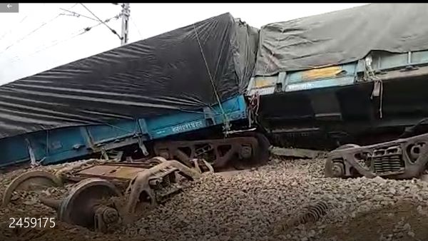 9 coaches derailed on Rewari Phulera track in Kanwat Sikar Rajasthan