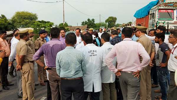 'वकील ने कार को रिवर्स गियर में डाल ट्रक से बचने की कोशिश की'