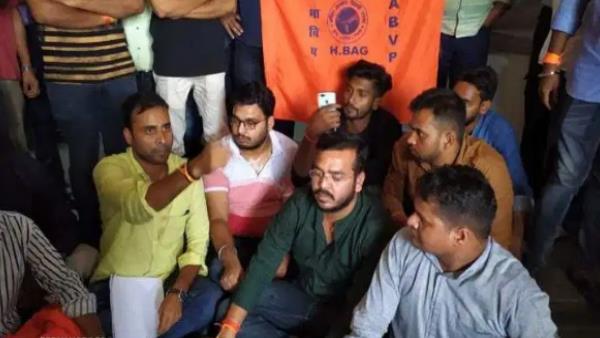 वीसी के खिलाफ धरने पर बैठे