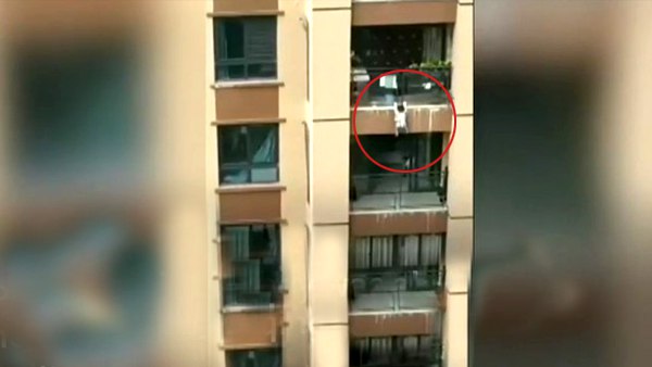 बच्चे को लटका देख दौड़े लोग