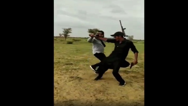 रात को 1 बजे की घेराबंदी