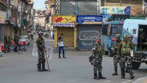  घाटी में कर्फ्यू जैसी पाबंदियां 