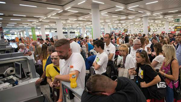 22,000 लोगों की नौकरियां खतरे में 22,000 लोगों की नौकरियां खतरे में