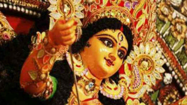 लाल-पीली चुनरी से सजाया जाता है माता को 