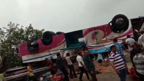 त्रिशूलिया घाट के पास टर्न लेते समय खाई में गिरी बस