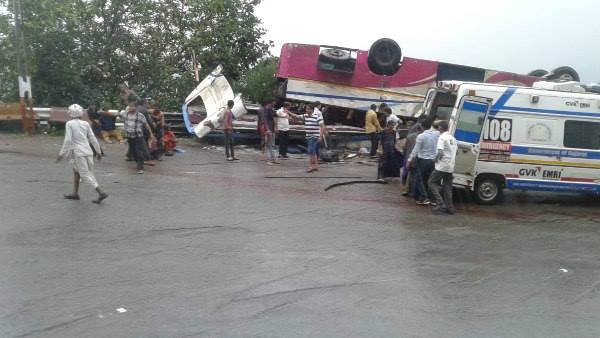 बनासकांठा में अंबाजी के नजदीक हुआ हादसा