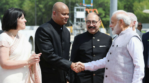 रेड कारपेट तो दूर एक अधिकारी भी नहीं पहुंचा इमरान खान को लेने रेड कारपेट तो दूर एक अधिकारी भी नहीं पहुंचा इमरान खान को लेने