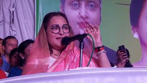 जया प्रदा ने गाना गाकर महिला मतदाताओं को लुभाने की कोशिश की जया प्रदा ने गाना गाकर महिला मतदाताओं को लुभाने की कोशिश की