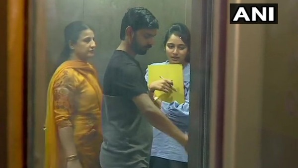 पांच साल में 100 करोड़ के पार पहुंची संपत्ति