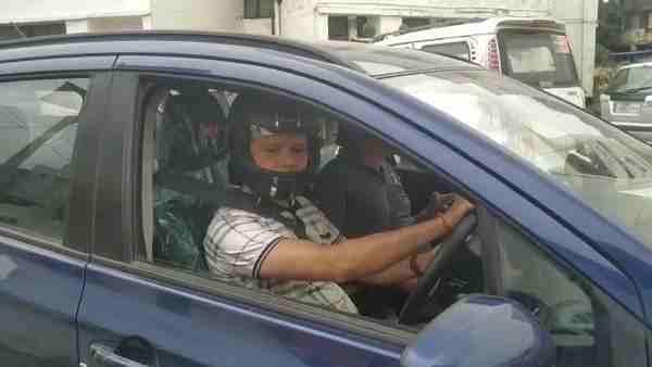 कार ड्राइवर का कट चुका है हेलमेट नहीं पहनने का चालान