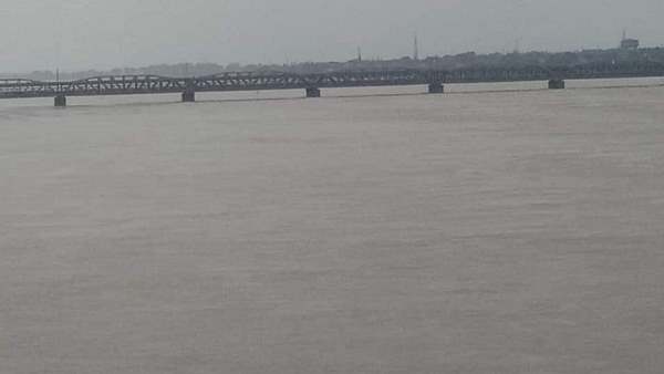 खुद ही एक-दूसरे की मदद कर रहे 