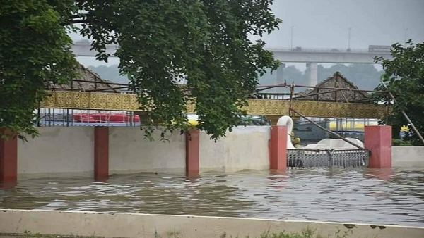 कहीं-कहीं छतों तक पानी पहुंचा पानी