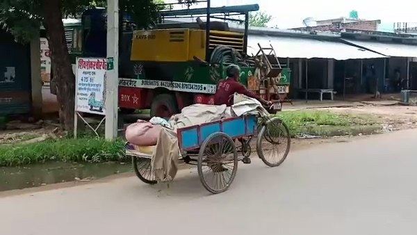 Husband brought his wife body 45 KM on Rickshaw when ambulance wasnt found