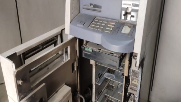 सीसीटीवी कैमरे में लगाया काला पेंट 