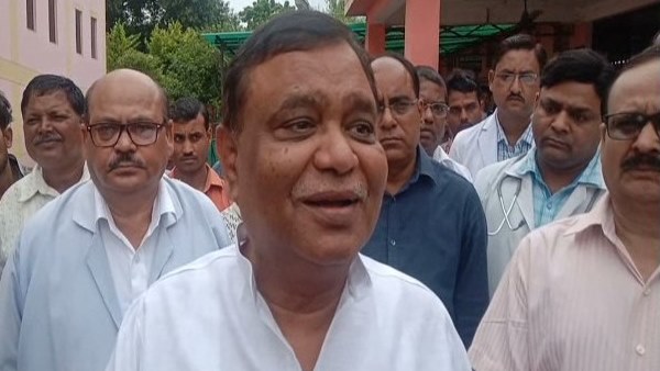 अस्पताल का निरीक्षण करने पहुंचे थे मंत्री