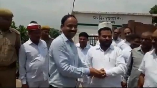 बलिया के डीएम भवानी सिंह ने मांगी माफी