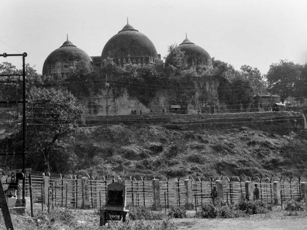 मुस्लिम पक्षकारों ने विवादित स्थल पर माना मंदिर का अस्तित्व 