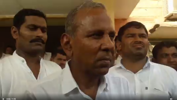 कहासुनी जूता दिखाने तक पहुंची